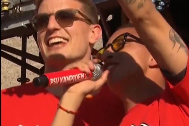Guus Til en Mauro Junior zingen een liedje
