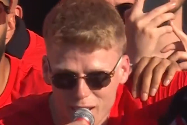Jerdy Schouten zingt een liedje