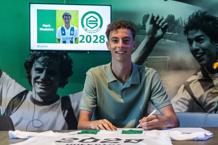 Mark Hoekstra tekent zijn contract bij FC Groningen