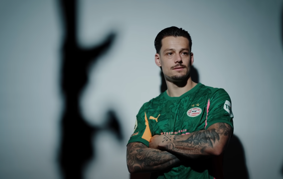 Nick Olij in het shirt van PSV