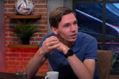 Pieter Zwart in de studio van Voetbal International