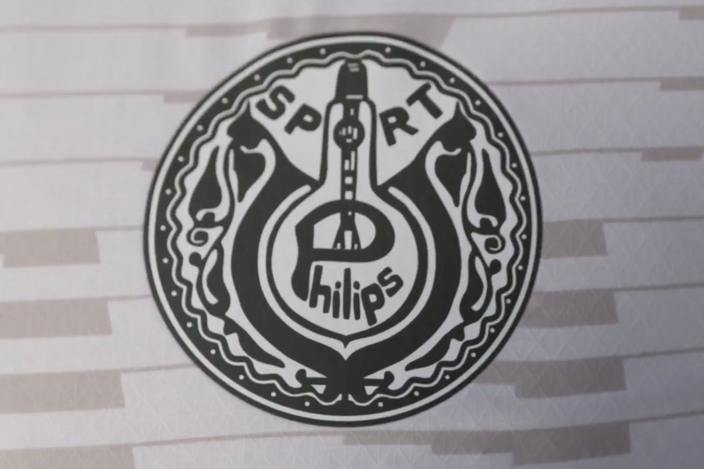 Het oude logo van PSV op het derde tenue voor het seizoen 25/26