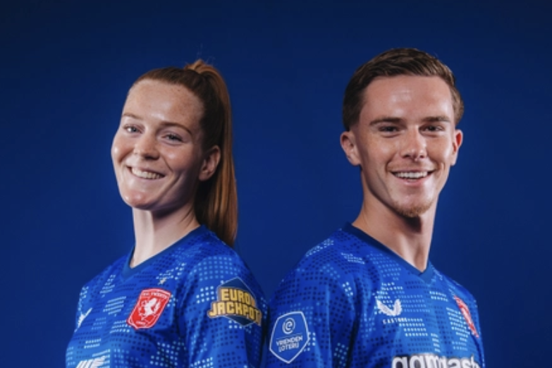 Nikée van Dijk en Daan Rots in het nieuwe uitshirt van FC Twente