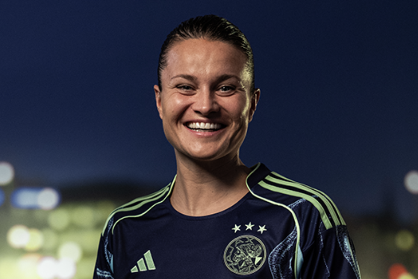 Sherida Spitse in het nieuwe uitshirt van Ajax