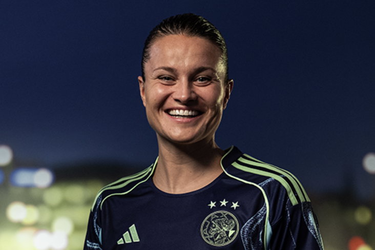 Sherida Spitse in het nieuwe uitshirt van Ajax