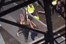 Fans van Fenerbahçe gooien een paaltje