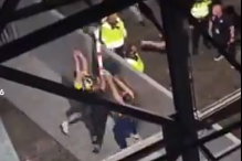 Fans van Fenerbahçe gooien een paaltje