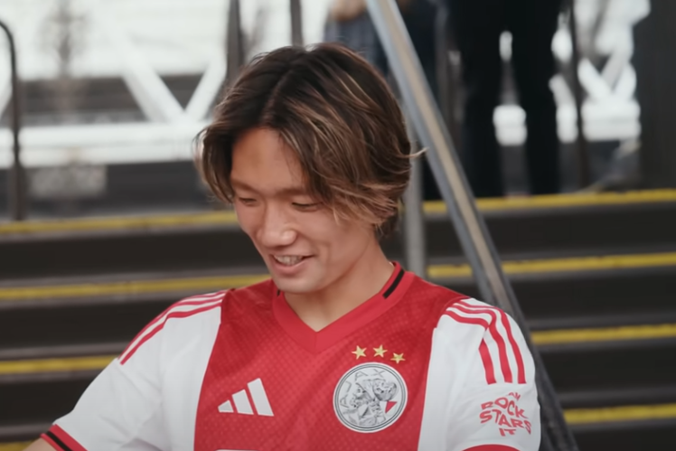 Ko Itakura in het shirt van Ajax