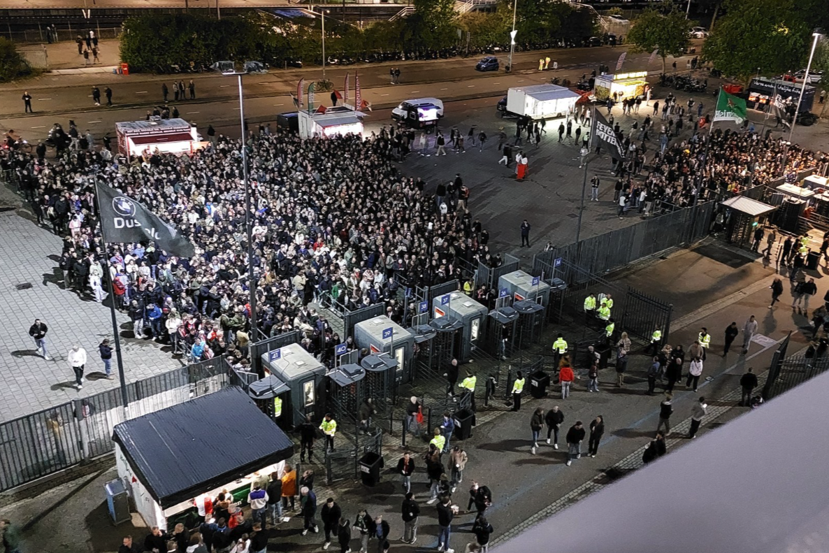Lange rijen buiten De Kuip