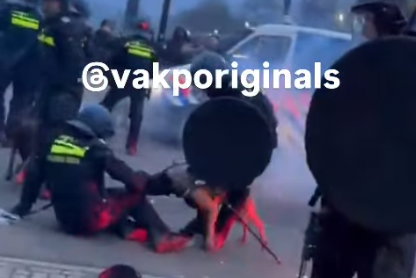 Een politiehond bijt een ME'er na de Twentse derby