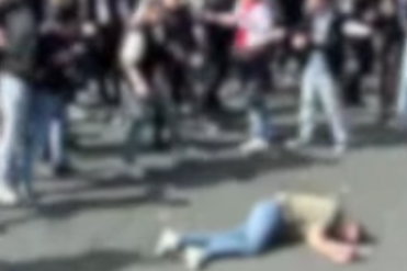 Een Ajax-fan ligt bewusteloos op de grond