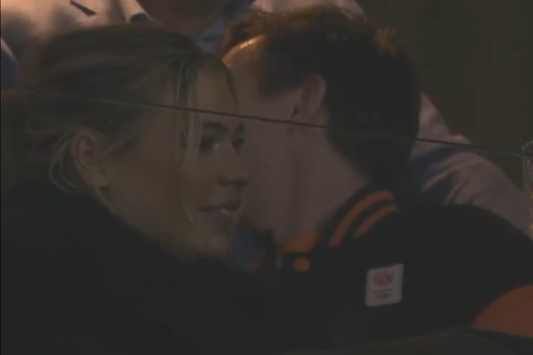 Jutta Leerdam op de tribune in Eindhoven