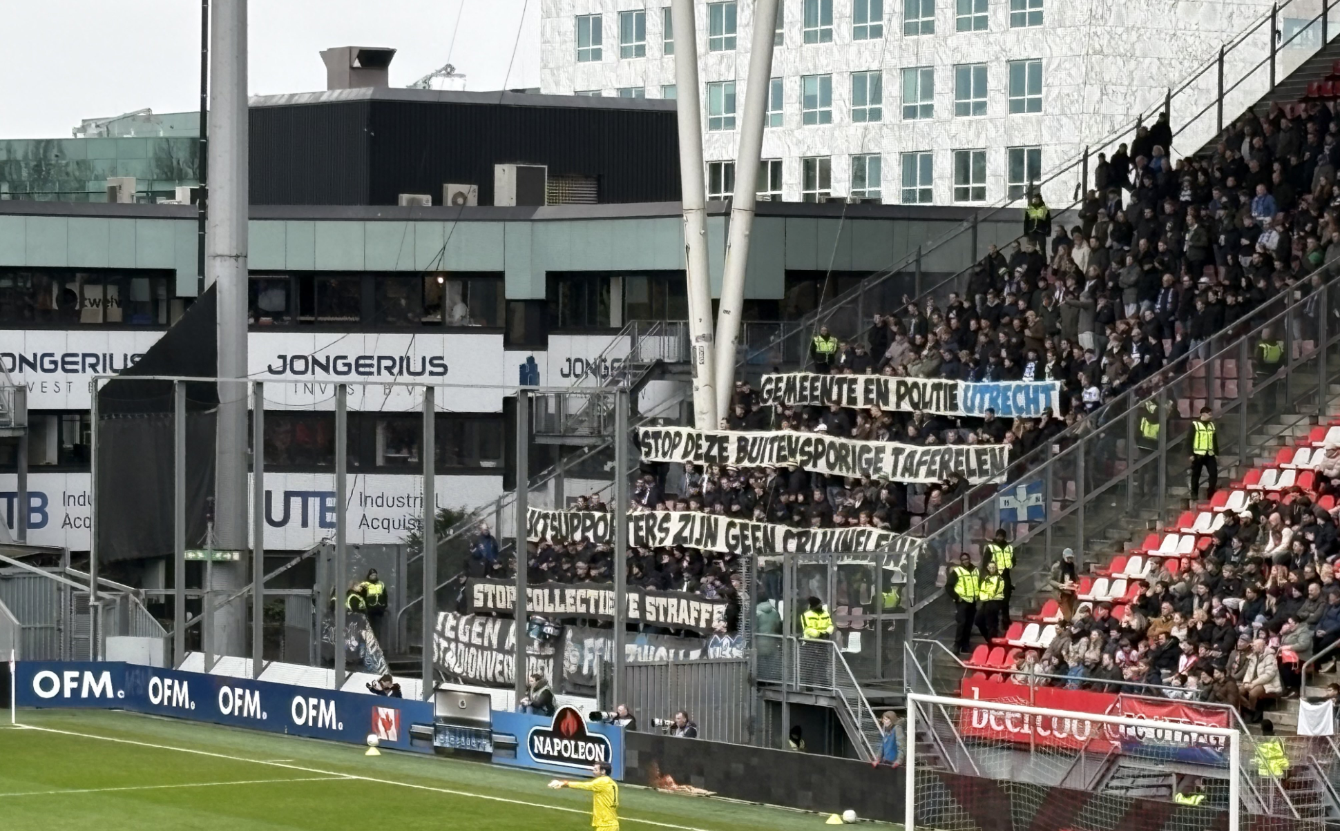 PEC Zwolle supporters protesteren