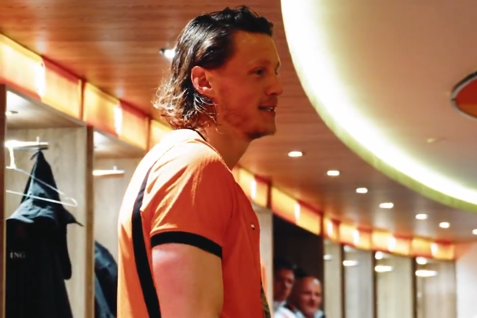 Wout Weghorst spreekt in de kleedkamer van het Nederlands elftal
