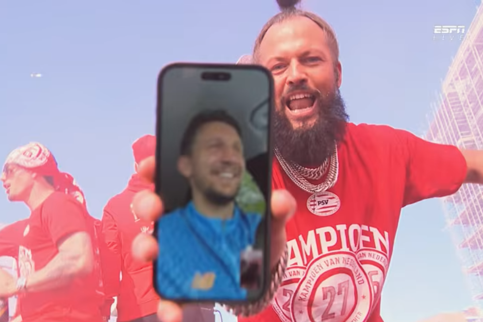 La Fuente, met op zijn telefoon Luuk de Jong