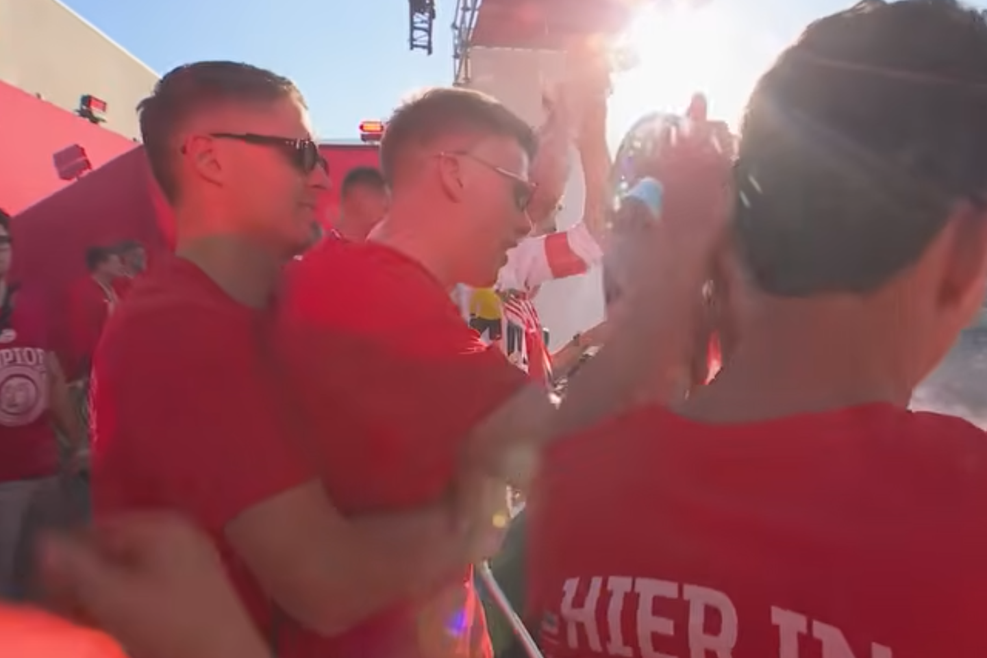 Joey Veerman ondersteunt Jerdy Schouten op het Stadhuisplein