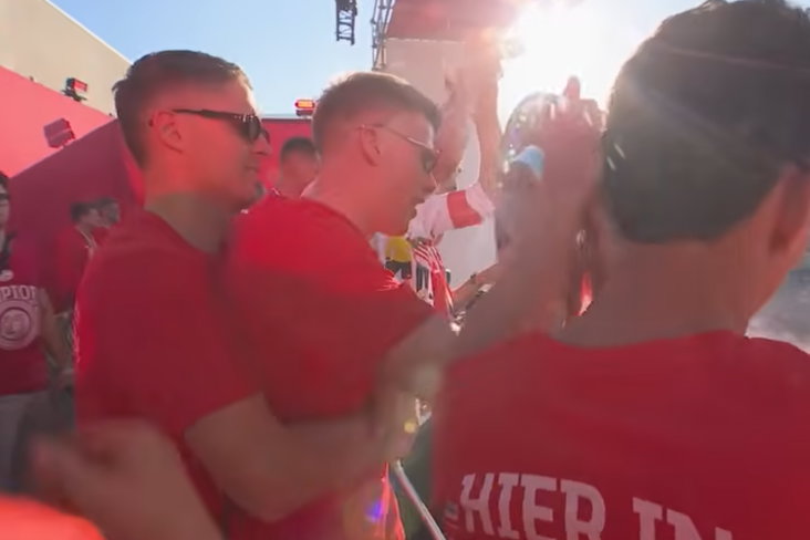 Joey Veerman ondersteunt Jerdy Schouten op het Stadhuisplein