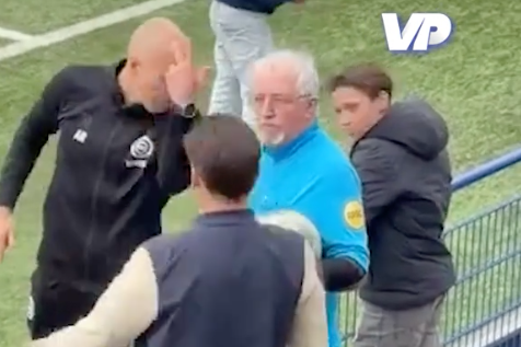 Arjen Robben discussieert met de scheidsrechter en Wilfred Genee