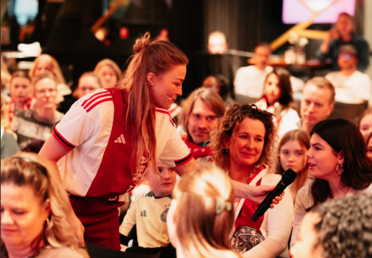Kom gratis naar de Inner Power Talk met Merel van Dongen en bezoek Ajax-Feyenoord in de Johan Cruijf