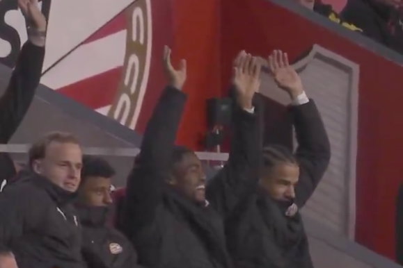 Myron Boadu en Armando Obispo met de wave in het Philips Stadion
