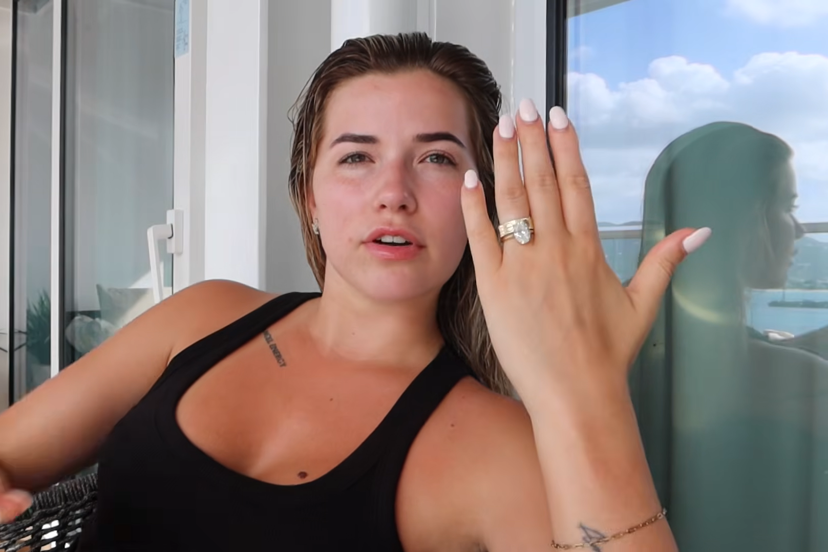 Jade Anna toont haar ring van Kenneth Taylor