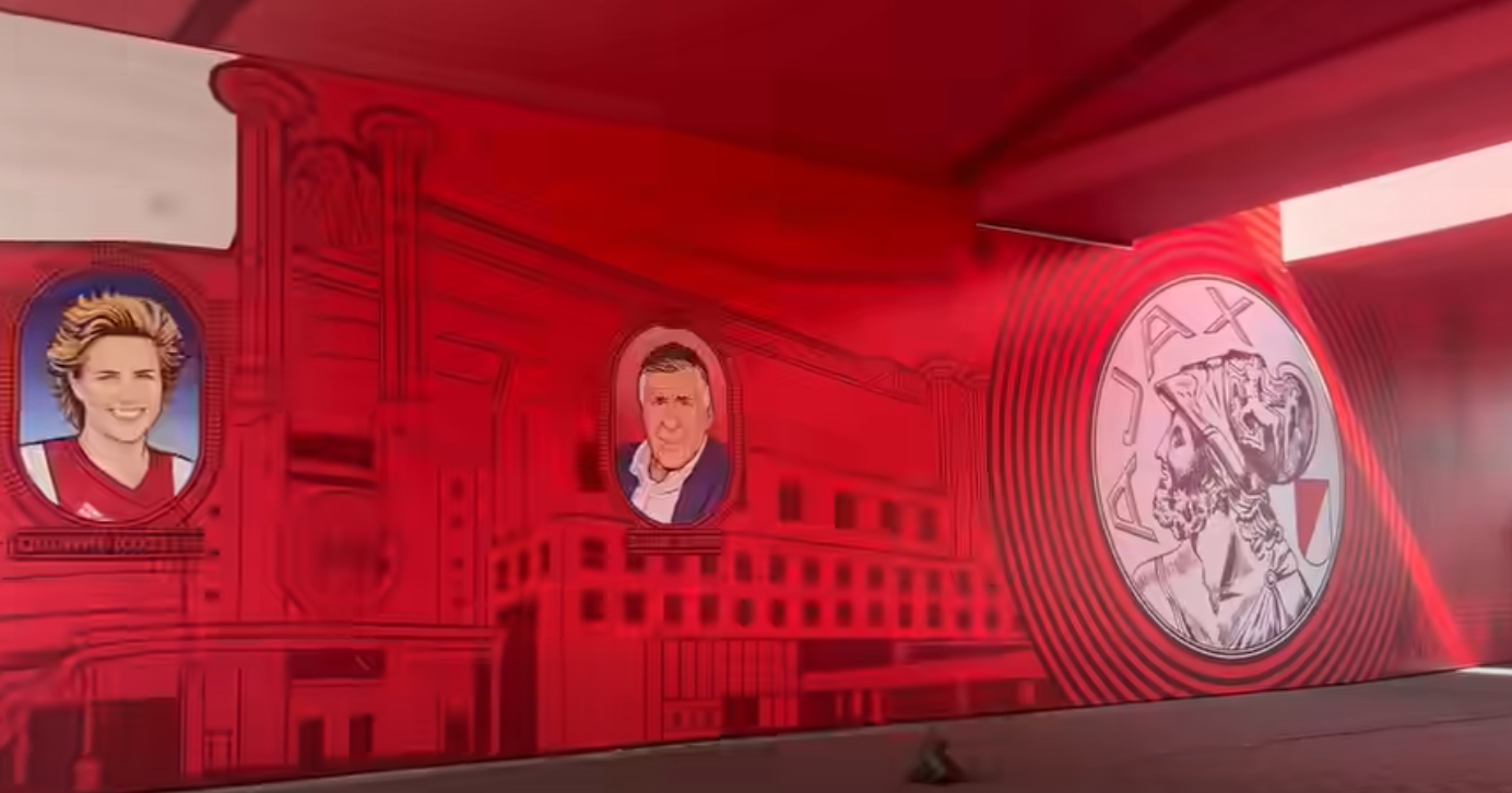 Een portret van Daphne Koster bij de hoofdingang van Ajax