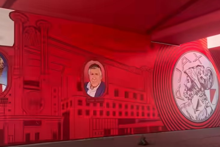 Een portret van Daphne Koster bij de hoofdingang van Ajax