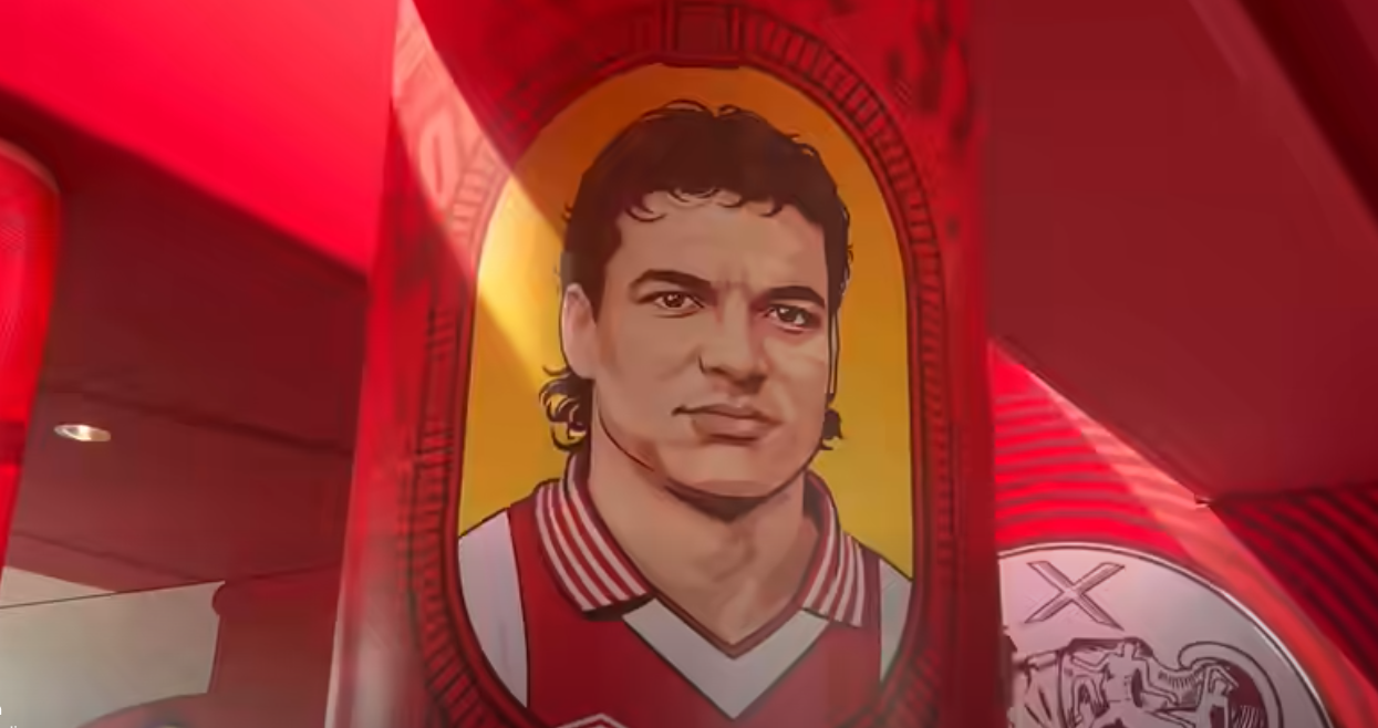 Portret van Jari Litmanen bij de hoofdingang van Ajax