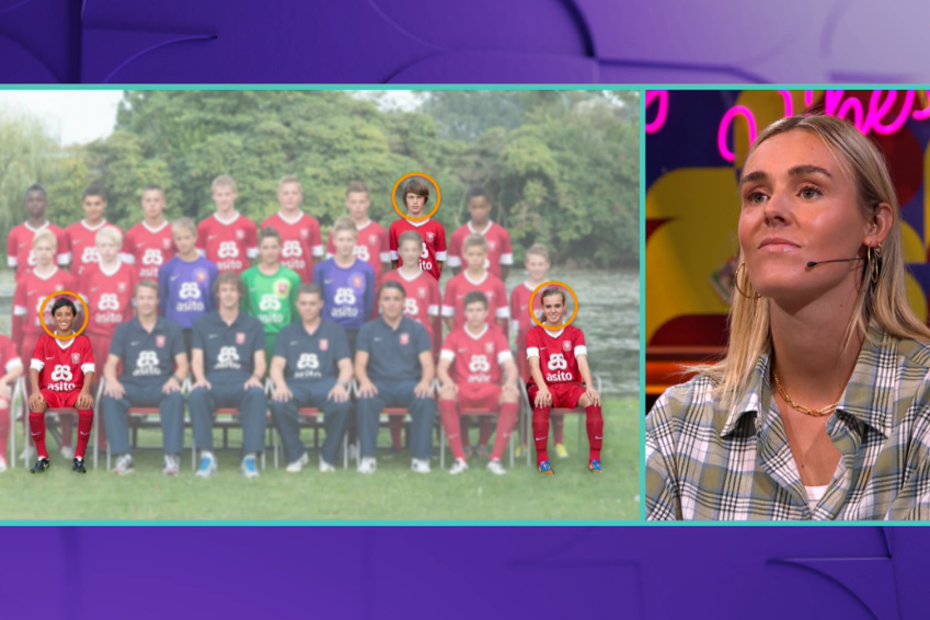Jill Roord kijkt naar de teamfoto van de C1 van FC Twente