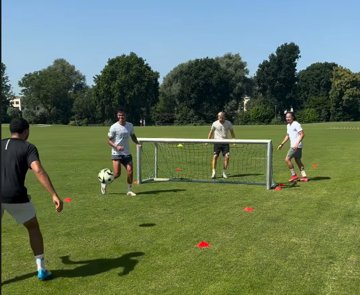 Mees Hilgers traint met Kian Fitz-Jim en Donny van de Beek