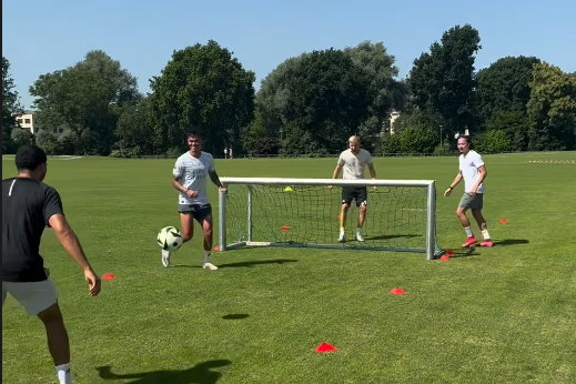 Mees Hilgers traint met Kian Fitz-Jim en Donny van de Beek