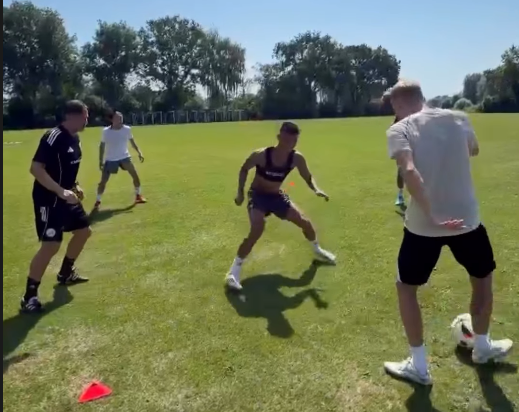Kian Fitz-Jim en Mees Hilgers trainen met Donny van de Beek en fysio Sjoerd Sluijs