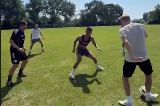 Kian Fitz-Jim en Mees Hilgers trainen met Donny van de Beek en fysio Sjoerd Sluijs
