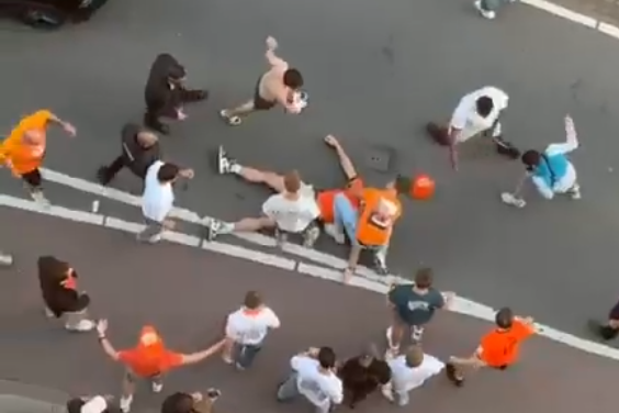 VIDEO | Marokkaanse fans veroorzaken chaos, Oranje-fan krijgt kopschop