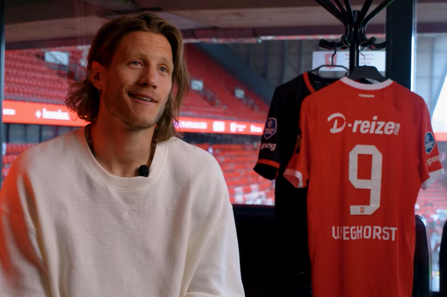 Wout Weghorst voor de camera van FC Twente