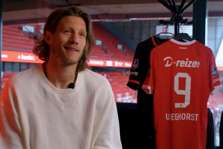 Wout Weghorst voor de camera van FC Twente