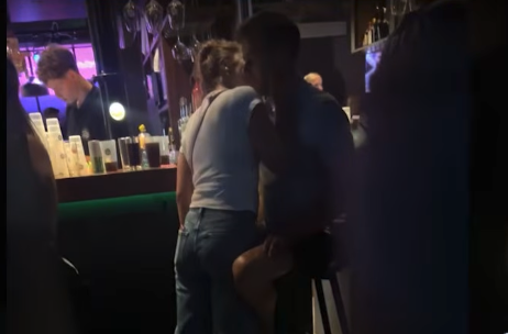 Wilred Genee in café in Soest