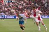 Aaron Bouwman met een voet in het gezicht van Dylan Vente