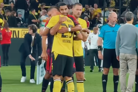 Ismael Saibari en Joey Veerman omhelzen elkaar na Borussia Dortmund-Bayern München