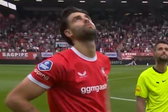 Robin Pröpper kijkt wat geschrokken omhoog bij de toss voor Twente-ADO