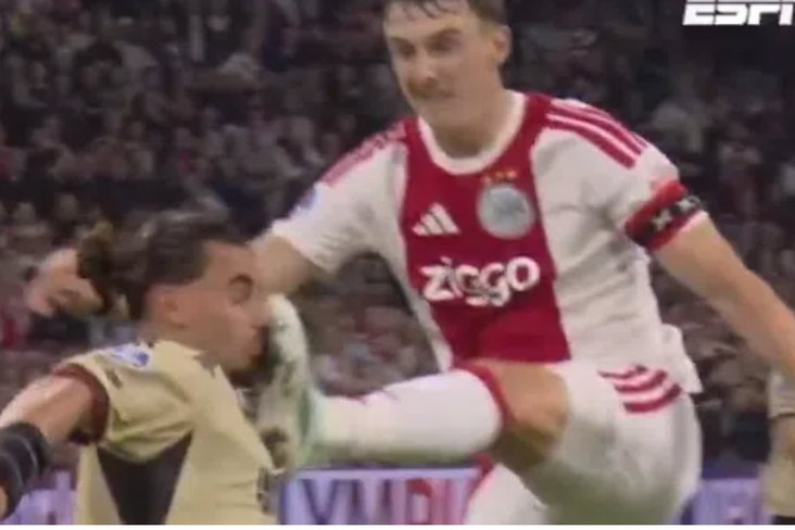 Youri Baas schopt in het gezicht