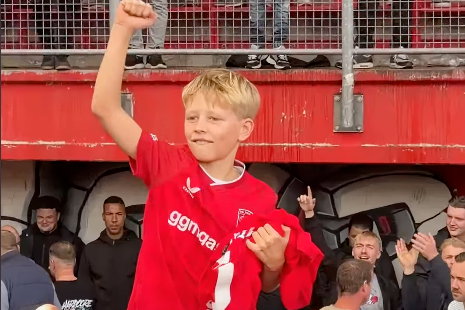 Deze jonge FC Twente-fan kreeg het shirt van Wout Weghorst