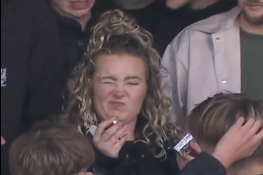 Go Ahead Eagles-fan krijgt bal in haar gezicht