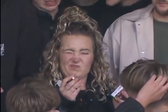 Go Ahead Eagles-fan krijgt bal in haar gezicht