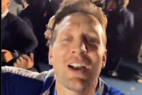 Luuk de Jong zingt PSV-nummers bij huldiging FC Porto