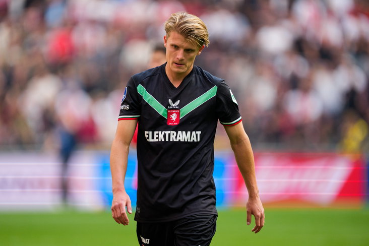 Sem Steijn in het duel met Ajax