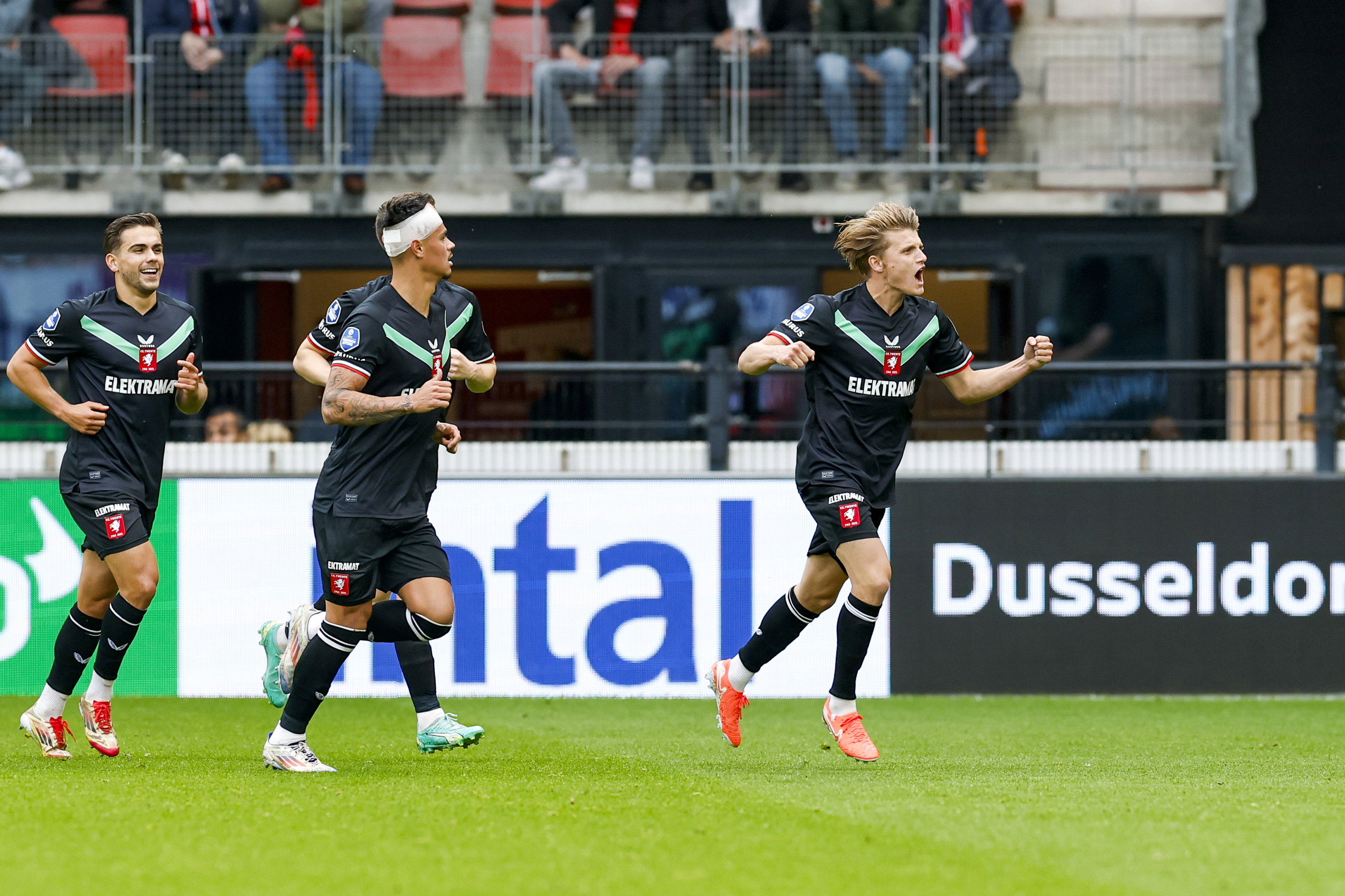 Sem Steijn met een goal voor FC Twente