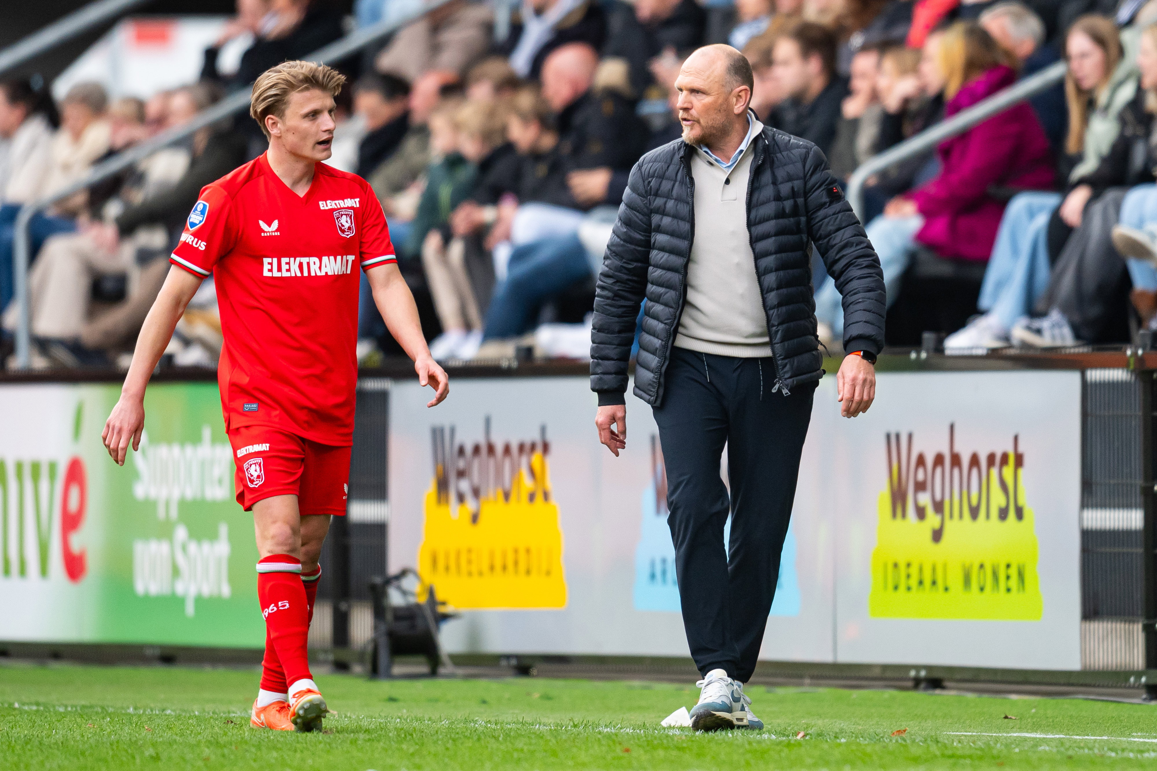 Sem Steijn overlegt met Joseph Oosting