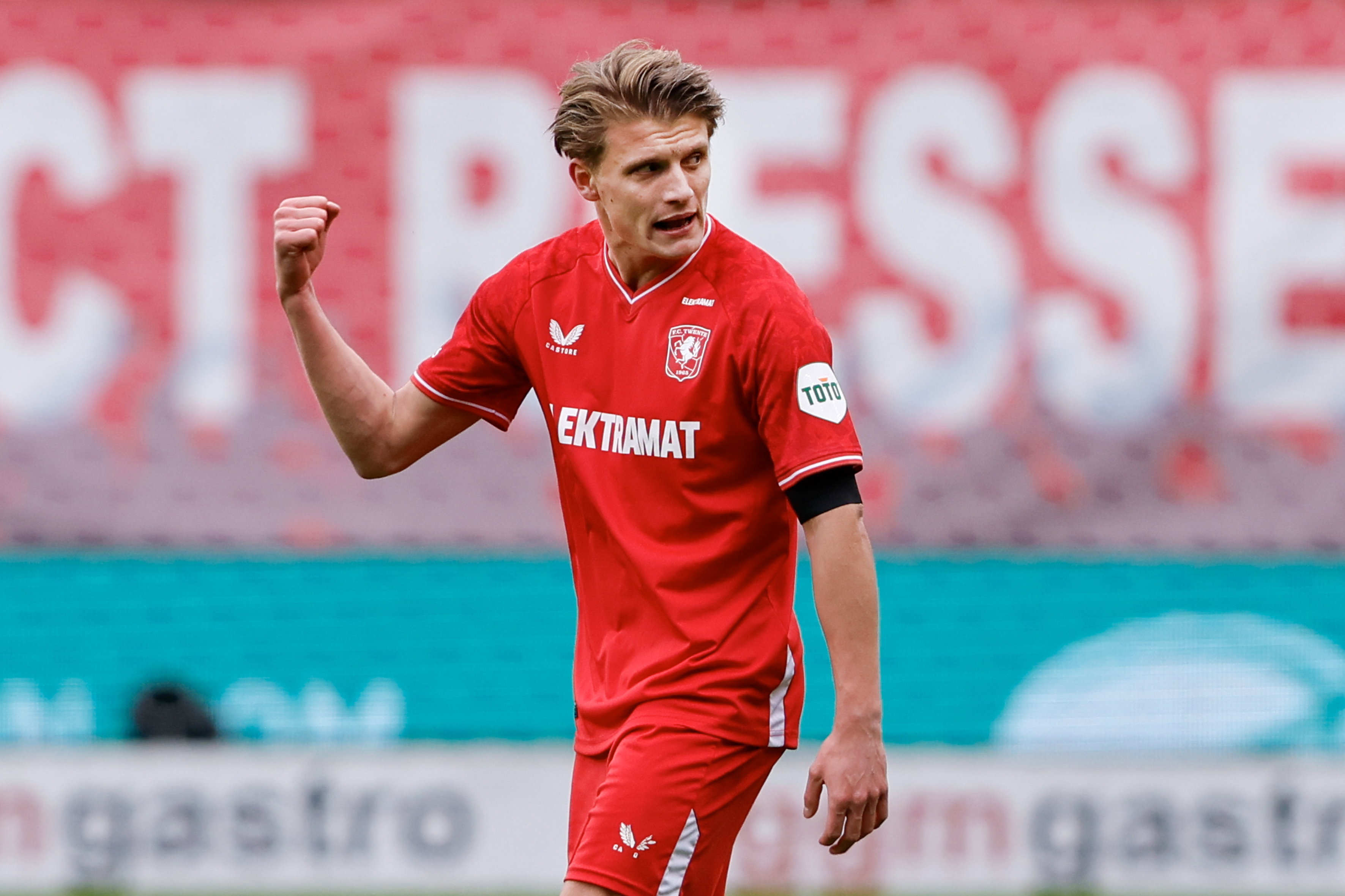 Sem Steijn viert een goal