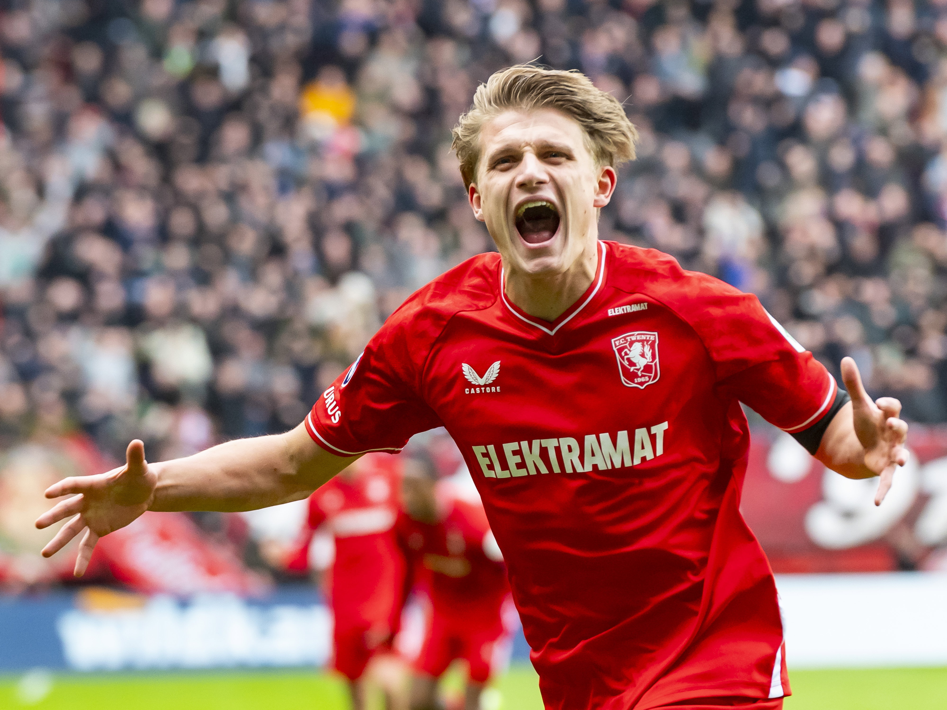 Sem Steijn viert zijn eerste goal tegen Go Ahead Eagles